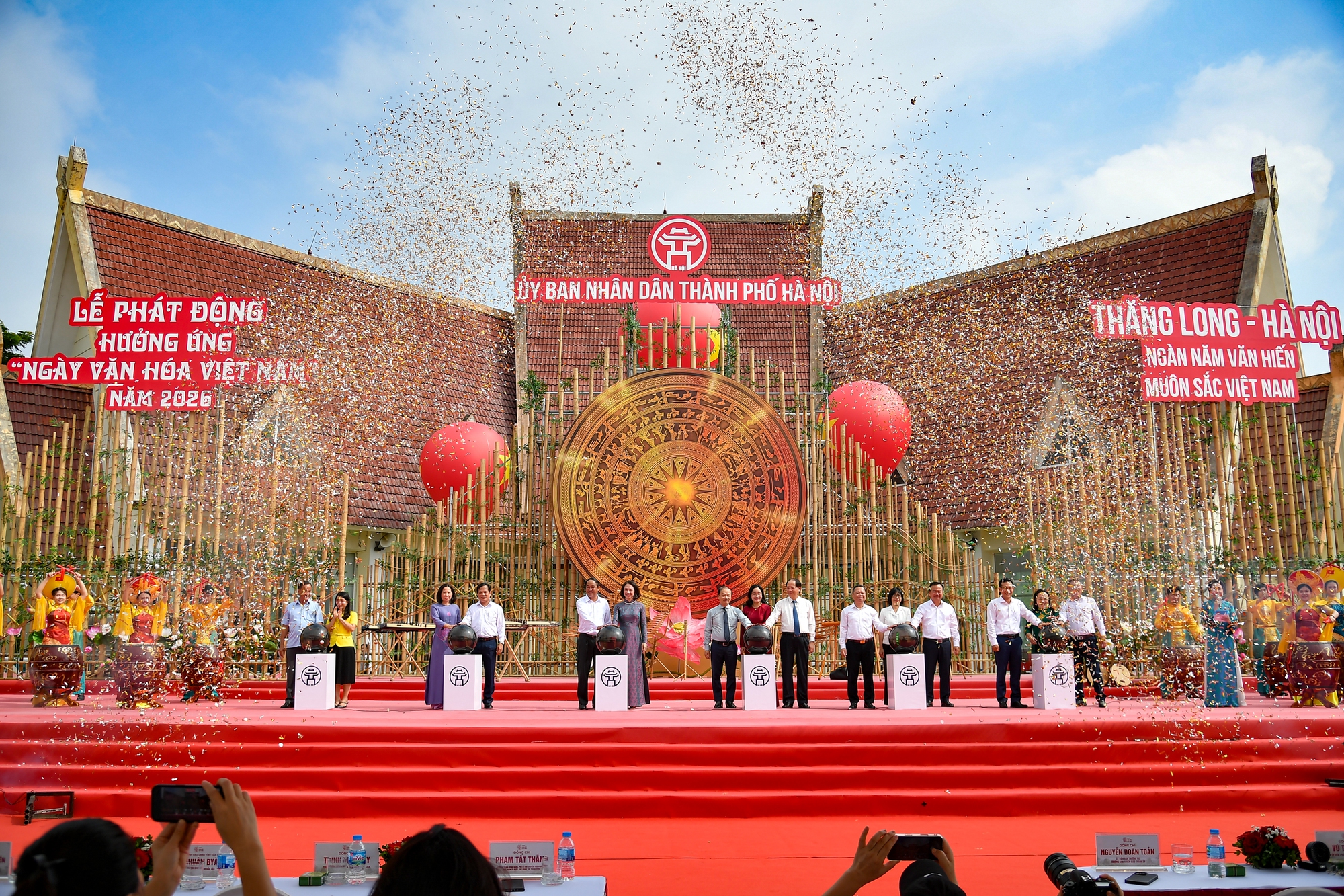 10月3日，河内市人民委员会在越南各民族文化旅游村举行2026年“越南文化日”响应活动启动仪式。河内市人委会副主席武秋河在致辞中指出，越共中央政治局第80-NQ/TW号决议将每年11月24日定为“越南文化日”；自2026年7月1日该旅游村由文化体育与旅游部正式移交河内管理以来，首都切实肩负起守护54个民族“共同家园”的重任。她强调，河内融合了升龙与兑地、东地、京北、上山南等多元区域底蕴，应秉持“文献、特色、创新、融入、互联”导向，使文化深植现代生活，并部署了压实行政责任、活用公共文化设施、文艺界带头传承、创意赋能文旅生计及动员市民践行文明素养等五大核心任务。活动期间，河内市与太原、宣光、富寿、山罗、嘉莱、广义、庆和、多乐、顺化市及芹苴市等10省市共同签署了协作规程，并于10月3日至4日设立20个手工艺村与OCOP代表性展位开展文化体验。作为系列活动的延续，“河内市越南文化日”将于11月21日至24日在还剑湖步行街盛大举行。