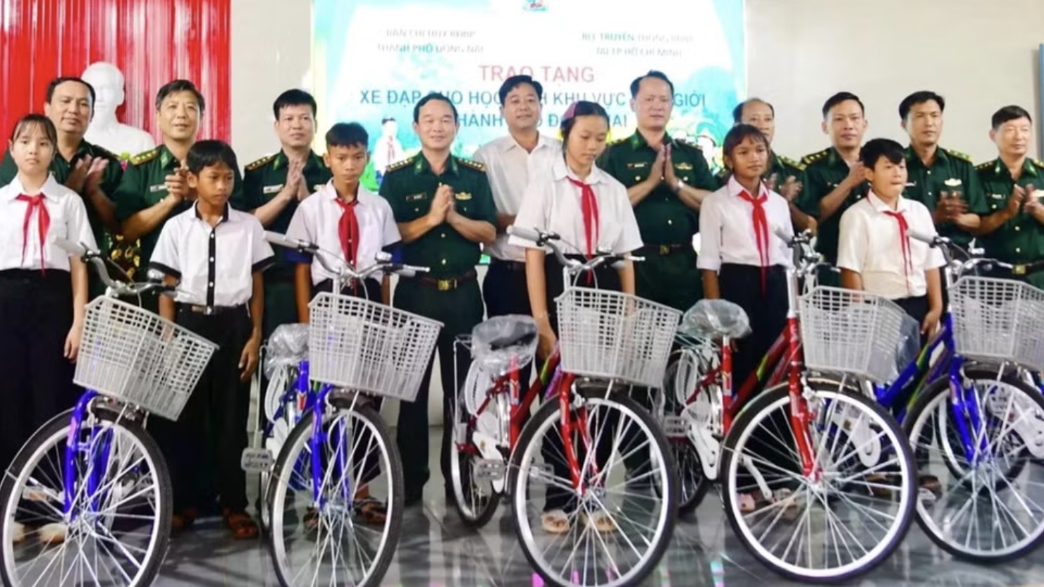 越南同奈市边防部队向边境贫困学生捐赠自行车