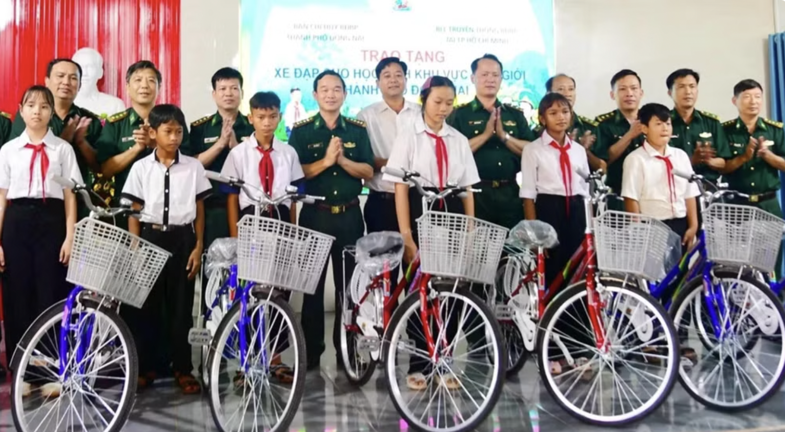 越南同奈市边防部队向边境贫困学生捐赠自行车