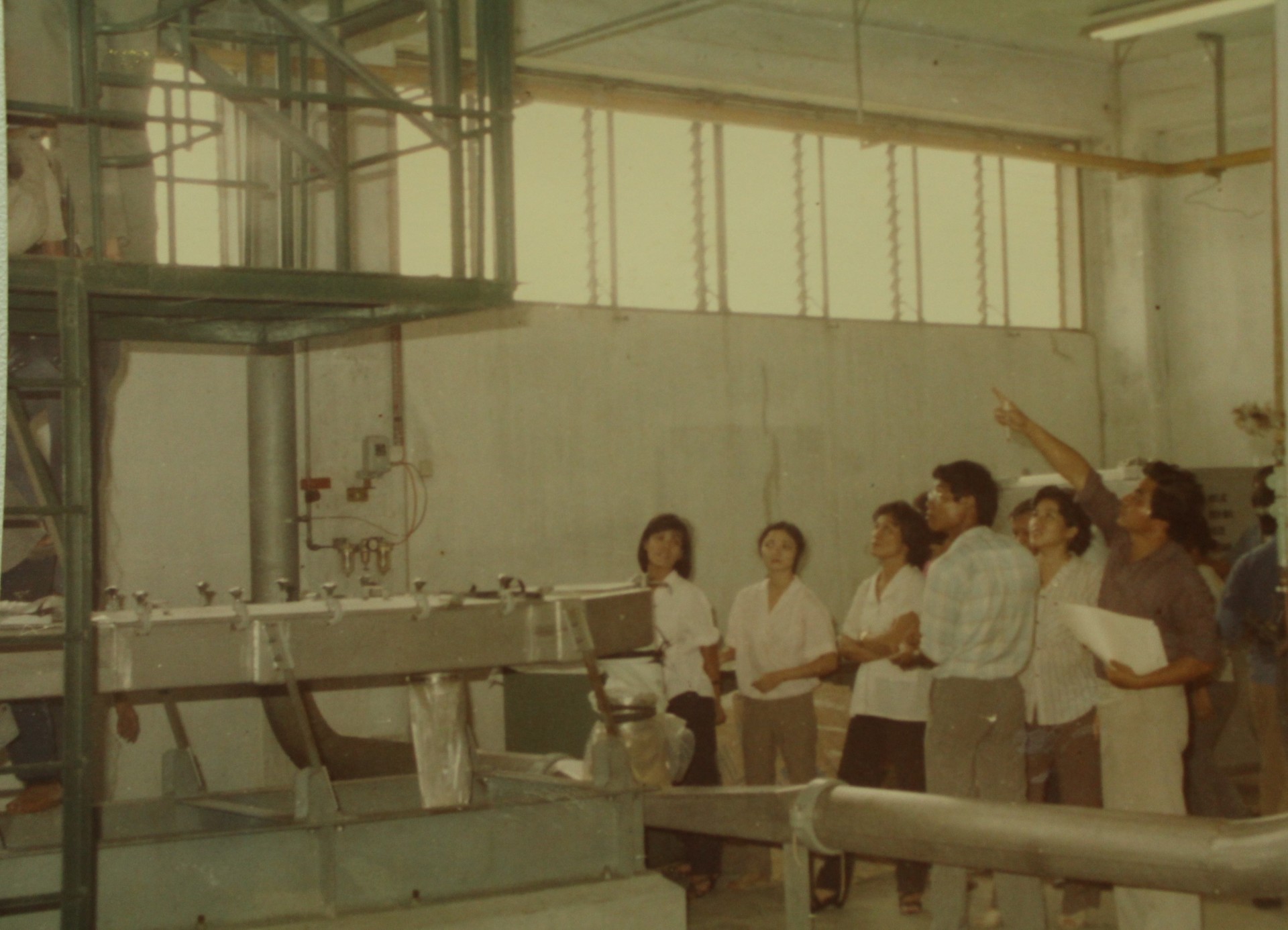 From the early days at the factory, Ms. Mai Kieu Lien and generations of Vinamilk officials and engineers gradually mastered production processes despite facing numerous challenges. Photo: Vi Nam From the early days at the factory, Ms. Mai Kieu Lien and generations of Vinamilk officials and engineers gradually mastered production processes despite facing numerous challenges. Photo: Vi Nam