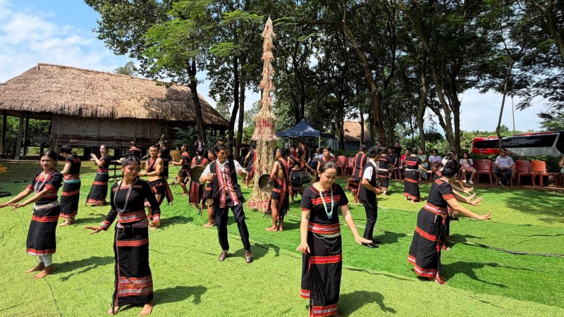 ໝູ່ບ້ານວັດທະນະທຳ - ທ່ອງທ່ຽວບັນດາເຜົ່າຫວຽດນາມ ໄດ້ຮັບການຮັບຮອງເປັນເຂດທ່ອງທ່ຽວຂັ້ນນະຄອນ