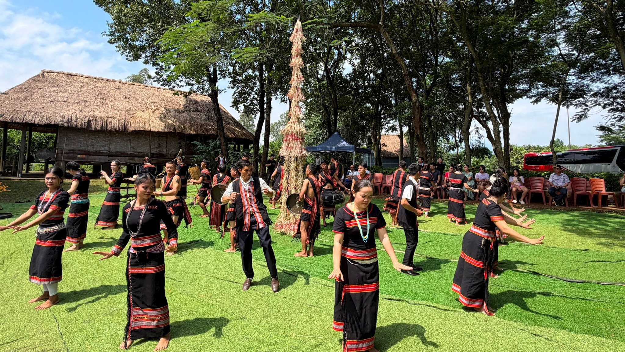 ໝູ່ບ້ານວັດທະນະທຳ - ທ່ອງທ່ຽວບັນດາເຜົ່າຫວຽດນາມ ໄດ້ຮັບການຮັບຮອງເປັນເຂດທ່ອງທ່ຽວຂັ້ນນະຄອນ
