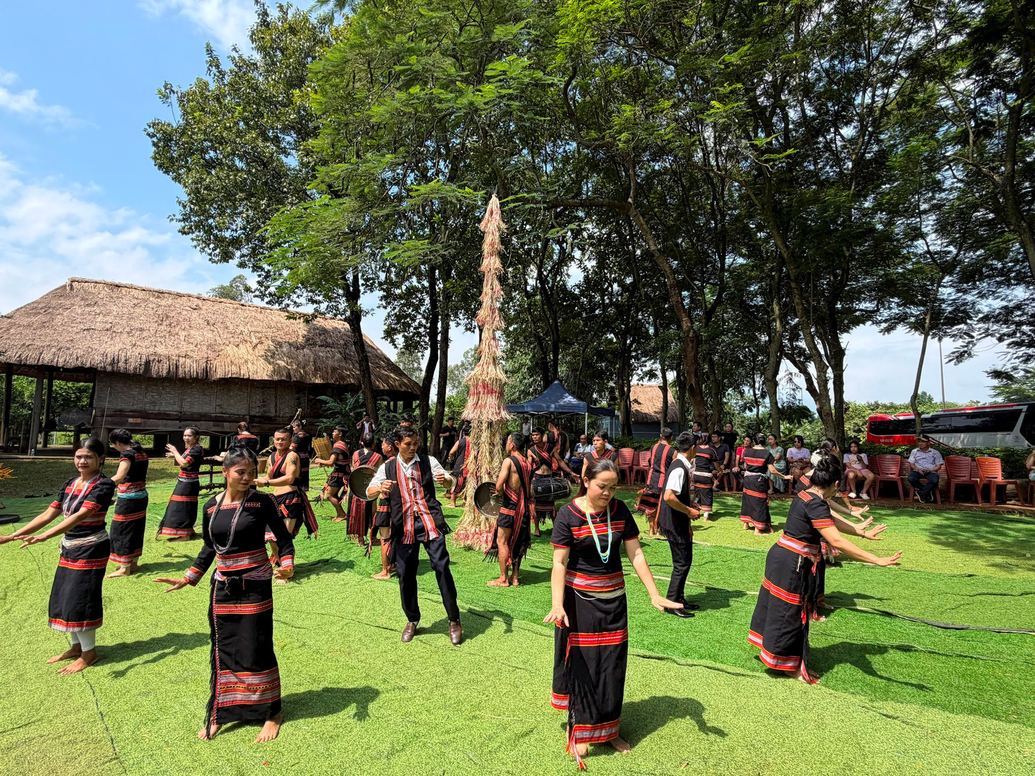 ໝູ່ບ້ານວັດທະນະທຳ - ທ່ອງທ່ຽວບັນດາເຜົ່າຫວຽດນາມ ໄດ້ຮັບການຮັບຮອງເປັນເຂດທ່ອງທ່ຽວຂັ້ນນະຄອນ