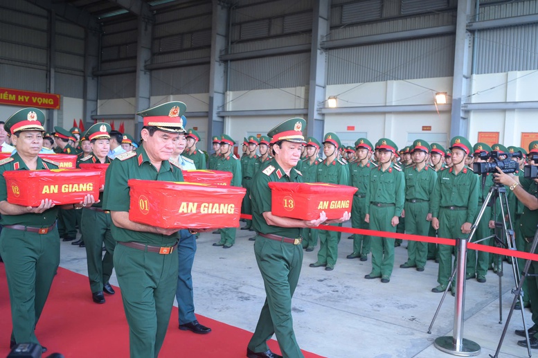 Leaders of Military Region 9 hand over and transport 15,401 biological samples from fallen soldiers’ remains for DNA testing at Can Tho International Airport on October 5. (Photo: Military Region 9)