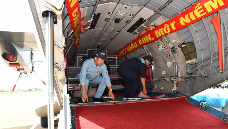 Soldiers prepare to load the samples from fallen soldiers’ remains onto a CASA-C295 aircraft. (Photo: Military Region 9)