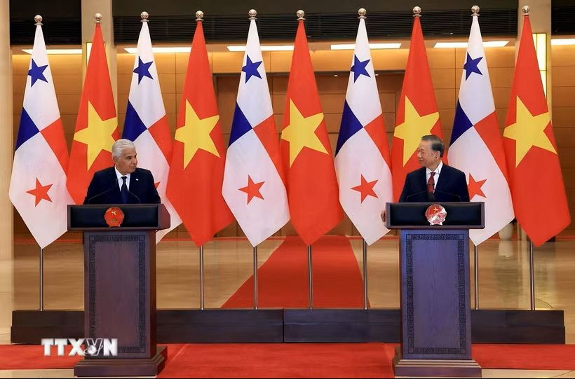 General Secretary of the Communist Party of Vietnam Central Committee and President of Vietnam To Lam (R) and President of the Republic of Panama José Raúl Mulino at the press briefing following their talks in Hanoi on October 6. (Photo: VNA) General Secretary of the Communist Party of Vietnam Central Committee and President of Vietnam To Lam (R) and President of the Republic of Panama José Raúl Mulino at the press briefing following their talks in Hanoi on October 6. (Photo: VNA)