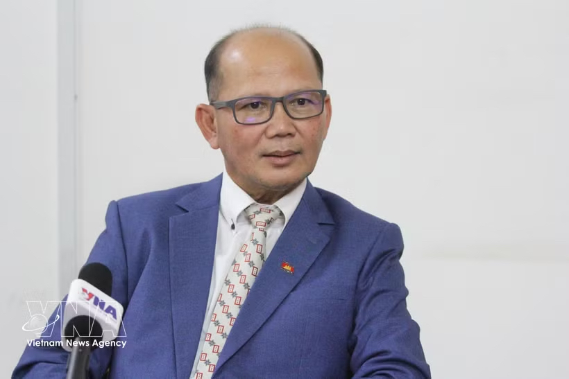 Uch Leang, Acting Director of the Department of Asia, Africa and Middle East Studies at the Royal Academy of Cambodia’s Institute of International Relations speaks to Vietnam News Agency correspondents in Phnom Penh (Photo: VNA) Uch Leang, Acting Director of the Department of Asia, Africa and Middle East Studies at the Royal Academy of Cambodia’s Institute of International Relations speaks to Vietnam News Agency correspondents in Phnom Penh (Photo: VNA)