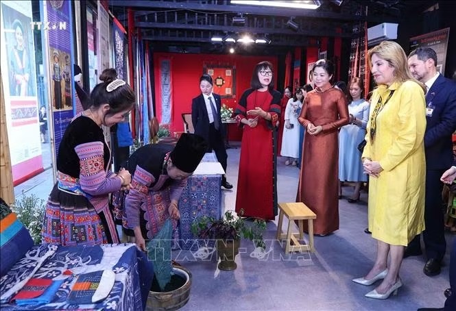 Phu nhân Tổng Bí thư, Chủ tịch nước Tô Lâm, bà Ngô Phương Ly, cùng Phu nhân Tổng thống Panama, bà Maricel Cohen de Mulino trải nghiệm văn hóa các dân tộc thiểu số Việt Nam tại Hồ Văn, thuộc quần thể Di tích Quốc gia đặc biệt Văn Miếu - Quốc Tử Giám. Ảnh: Văn Điệp/TTXVN Phu nhân Tổng Bí thư, Chủ tịch nước Tô Lâm, bà Ngô Phương Ly, cùng Phu nhân Tổng thống Panama, bà Maricel Cohen de Mulino trải nghiệm văn hóa các dân tộc thiểu số Việt Nam tại Hồ Văn, thuộc quần thể Di tích Quốc gia đặc biệt Văn Miếu - Quốc Tử Giám. Ảnh: