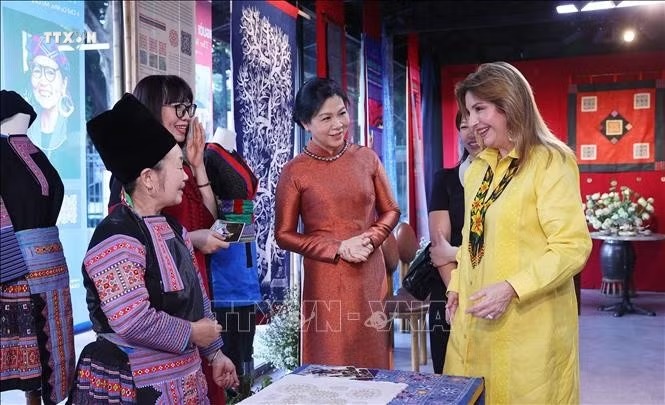 Phu nhân Tổng Bí thư, Chủ tịch nước Tô Lâm, bà Ngô Phương Ly, cùng Phu nhân Tổng thống Panama, bà Maricel Cohen de Mulino trải nghiệm văn hóa các dân tộc thiểu số Việt Nam tại Hồ Văn, thuộc quần thể Di tích Quốc gia đặc biệt Văn Miếu - Quốc Tử Giám. Ảnh: Văn Điệp/TTXVN Phu nhân Tổng Bí thư, Chủ tịch nước Tô Lâm, bà Ngô Phương Ly, cùng Phu nhân Tổng thống Panama, bà Maricel Cohen de Mulino trải nghiệm văn hóa các dân tộc thiểu số Việt Nam tại Hồ Văn, thuộc quần thể Di tích Quốc gia đặc biệt Văn Miếu - Quốc Tử Giám. Ảnh: