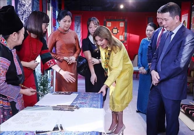 Phu nhân Tổng Bí thư, Chủ tịch nước Tô Lâm, bà Ngô Phương Ly, cùng Phu nhân Tổng thống Panama, bà Maricel Cohen de Mulino trải nghiệm văn hóa các dân tộc thiểu số Việt Nam tại Hồ Văn, thuộc quần thể Di tích Quốc gia đặc biệt Văn Miếu - Quốc Tử Giám. Ảnh: Văn Điệp/TTXVN Phu nhân Tổng Bí thư, Chủ tịch nước Tô Lâm, bà Ngô Phương Ly, cùng Phu nhân Tổng thống Panama, bà Maricel Cohen de Mulino trải nghiệm văn hóa các dân tộc thiểu số Việt Nam tại Hồ Văn, thuộc quần thể Di tích Quốc gia đặc biệt Văn Miếu - Quốc Tử Giám. Ảnh: