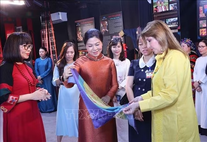 Phu nhân Tổng Bí thư, Chủ tịch nước Tô Lâm, bà Ngô Phương Ly, cùng Phu nhân Tổng thống Panama, bà Maricel Cohen de Mulino trải nghiệm văn hóa các dân tộc thiểu số Việt Nam tại Hồ Văn, thuộc quần thể Di tích Quốc gia đặc biệt Văn Miếu - Quốc Tử Giám. Ảnh: Văn Điệp/TTXVN Phu nhân Tổng Bí thư, Chủ tịch nước Tô Lâm, bà Ngô Phương Ly, cùng Phu nhân Tổng thống Panama, bà Maricel Cohen de Mulino trải nghiệm văn hóa các dân tộc thiểu số Việt Nam tại Hồ Văn, thuộc quần thể Di tích Quốc gia đặc biệt Văn Miếu - Quốc Tử Giám. Ảnh: Văn Điệp/TTXVN