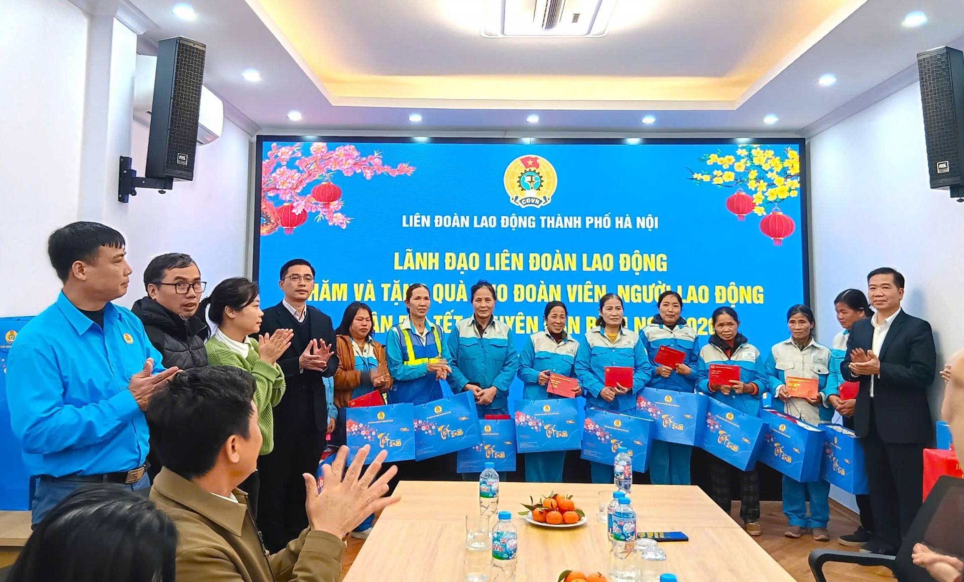 Liên đoàn lao động Hà Nội tặng quà Tết tới công nhân dịp Tết 2026. (Ảnh: T.L) Liên đoàn lao động Hà Nội tặng quà Tết tới công nhân dịp Tết 2026. (Ảnh: T.L)