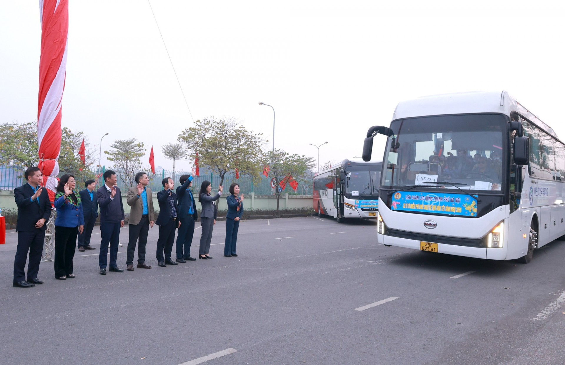 Công đoàn tổ chức lễ tiễn công nhân về quê ăn Tết năm 2026. (Ảnh: T.L) Công đoàn tổ chức lễ tiễn công nhân về quê ăn Tết năm 2026. (Ảnh: T.L)