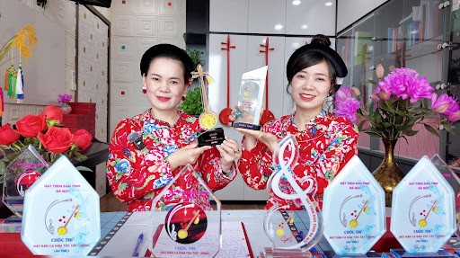 Hai chị em cùng những chiếc cúp kỷ niệm của cuộc thi “Hát dân ca dân tộc Tày, Nùng Hai chị em cùng những chiếc cúp kỷ niệm của cuộc thi “Hát dân ca dân tộc Tày, Nùng
