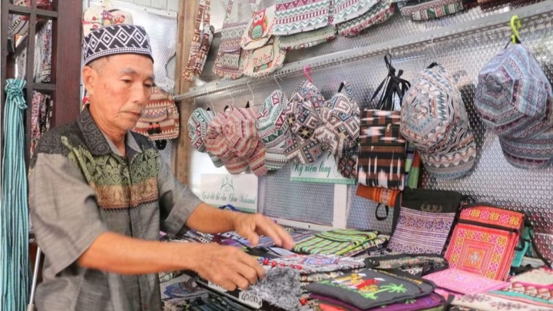 ការថែរក្សាមុខរបរតម្បាញសារុងសូត្របុរាណជាង ១០០ ឆ្នាំ របស់ជនជាតិ Cham នៅខេត្ត An Giang