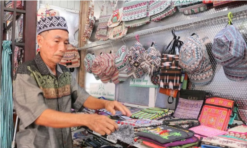 លោក Mohamad (ភូមិ Phum Soai ឃុំ Chau Phong ខេត្ត An Giang) - ជនជាតិ Cham មួយរូបដែលខិតខំប្រឹងប្រែងរក្សាភ្លើងមុខរបរតម្បាញសារុងសូត្របុរាណប្រពៃណី។