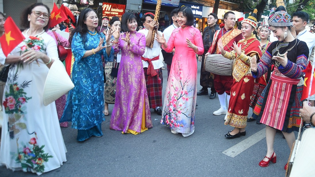 ງົດງາມເທດສະການຕາມທ້ອງຖະໜົນ 