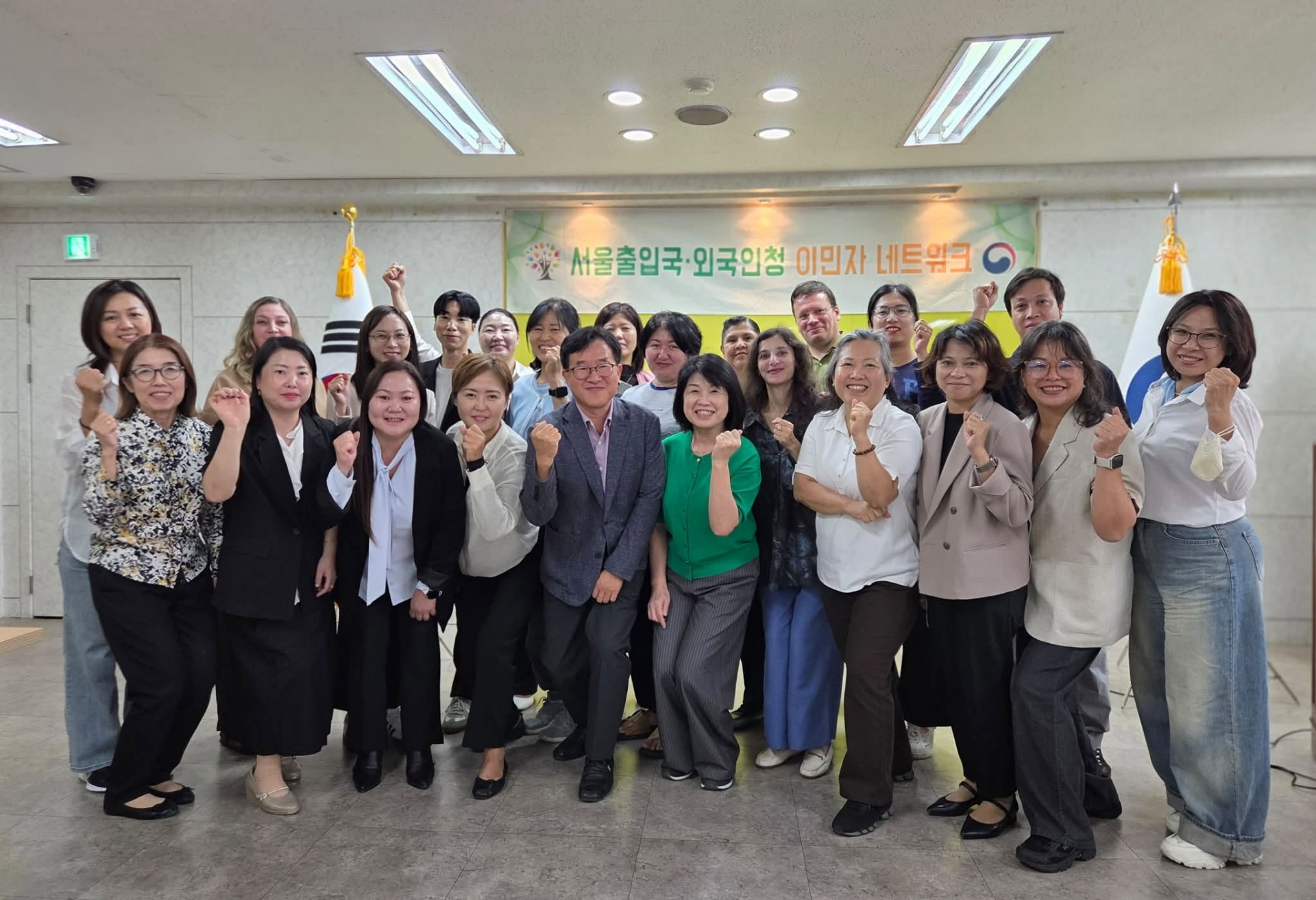 Tran Ngoc Lam (back row, first from left) was elected to serve as a Prosecutor of the Migrant Network under the Seoul Immigration Office for the 2026-2027 term. (Photo provided by the character)