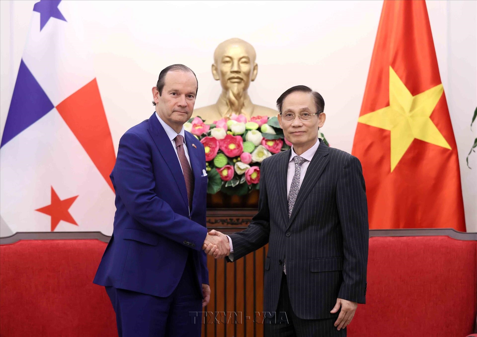 Bộ trưởng Bộ Ngoại giao Lê Hoài Trung tiếp Bộ trưởng Ngoại giao Panama Javier Eduardo Martínez-Acha Vásquez. Ảnh: An Đăng - TTXVN