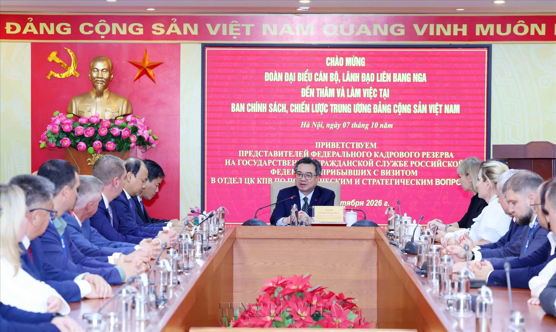 Trưởng Ban Chính sách, Chiến lược Trung ương Nguyễn Thanh Nghị phát biểu tại buổi làm việc với Đoàn đại biểu cán bộ, lãnh đạo Liên bang Nga. Ảnh: Phương Hoa - TTXVN