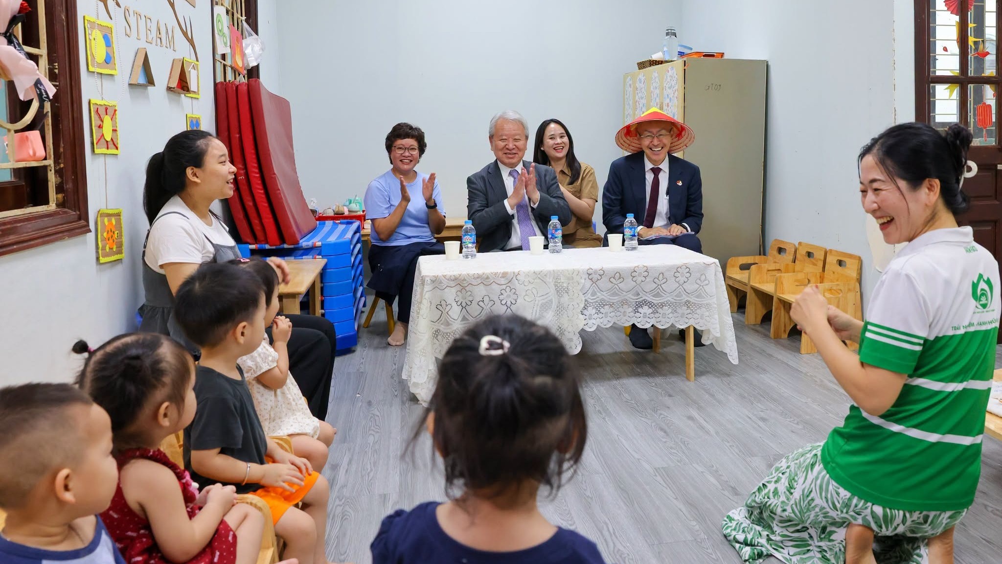 Có những tình nguyện viên không cầm được nước mắt khi chia tay Việt Nam