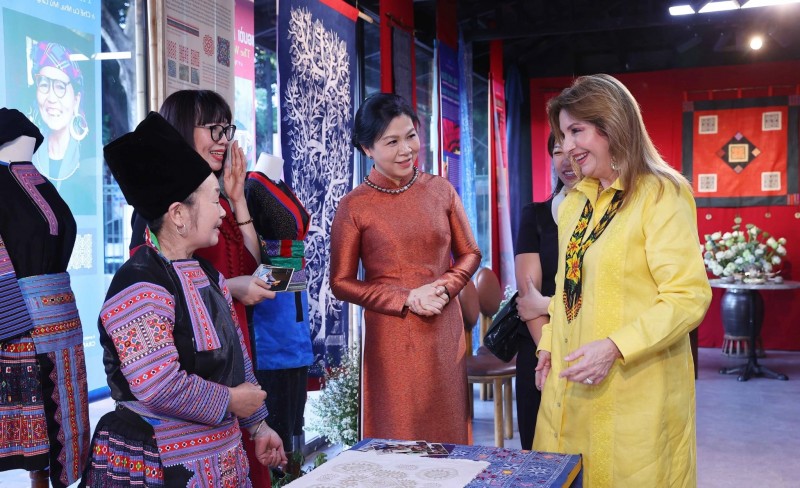 លោកភរិយា Ngo Phuong Ly និងលោកភរិយា Maricel Cohen de Mulino បានចូលរួមកម្មវិធីស្វែងយល់បទពិសោធន៍វប្បធម៌បណ្តាជនជាតិភាគតិចវៀតណាម នៅឯរមណីយដ្ឋានជាតិពិសេស Van Mieu - Quoc Tu Giam