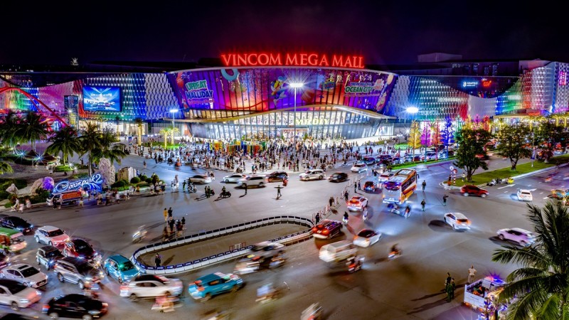 Trung tâm thương mại và các tuyến phố dịch vụ tạo nhiều lựa chọn tiêu dùng, kết nối sức mua của cư dân với khách đến từ bên ngoài. Trung tâm thương mại và các tuyến phố dịch vụ tạo nhiều lựa chọn tiêu dùng, kết nối sức mua của cư dân với khách đến từ bên ngoài.