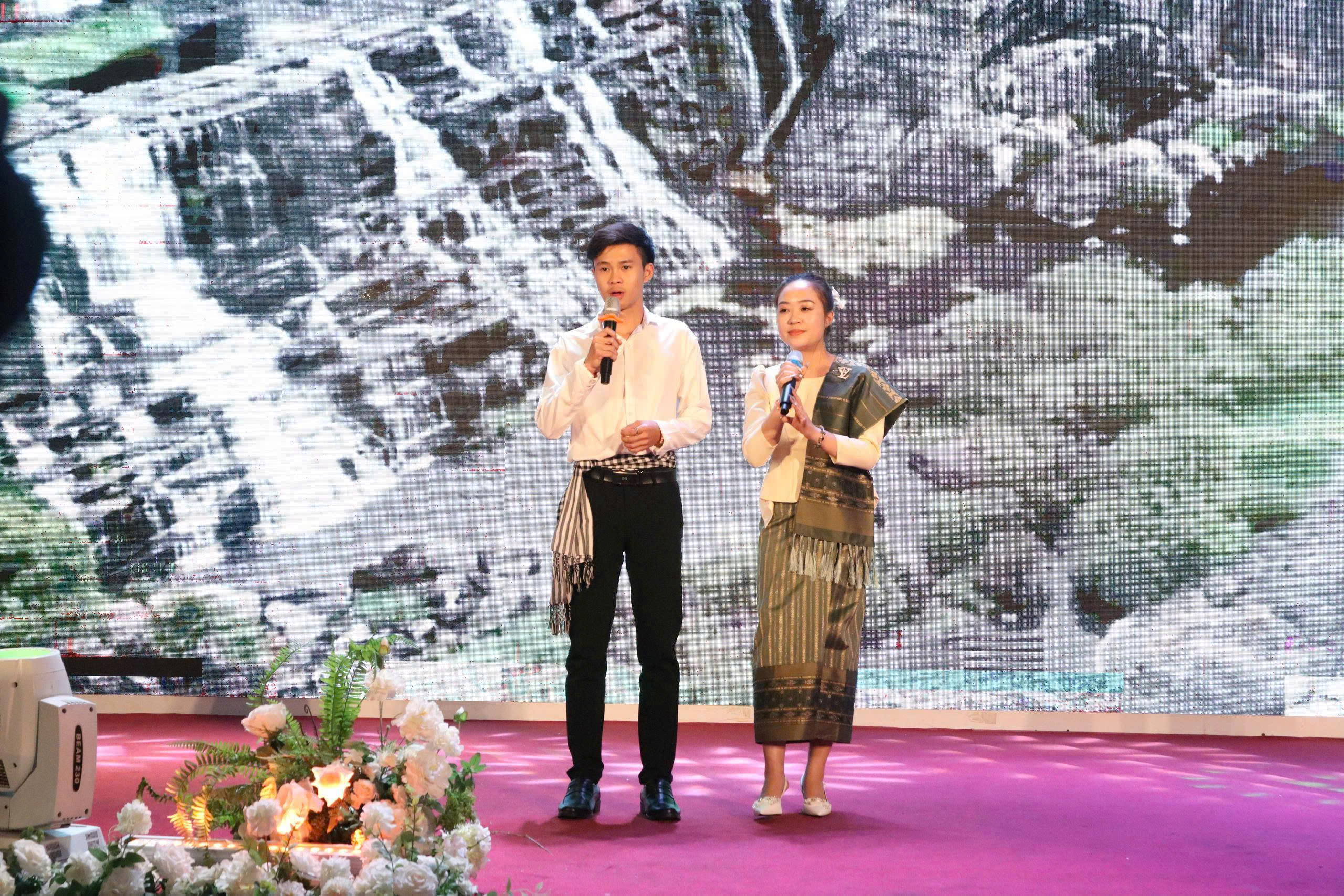 Tình hữu nghị Việt Nam - Lào được thể hiện qua những giai điệu giàu cảm xúc trên sân khấu. Tình hữu nghị Việt Nam - Lào được thể hiện qua những giai điệu giàu cảm xúc trên sân khấu.