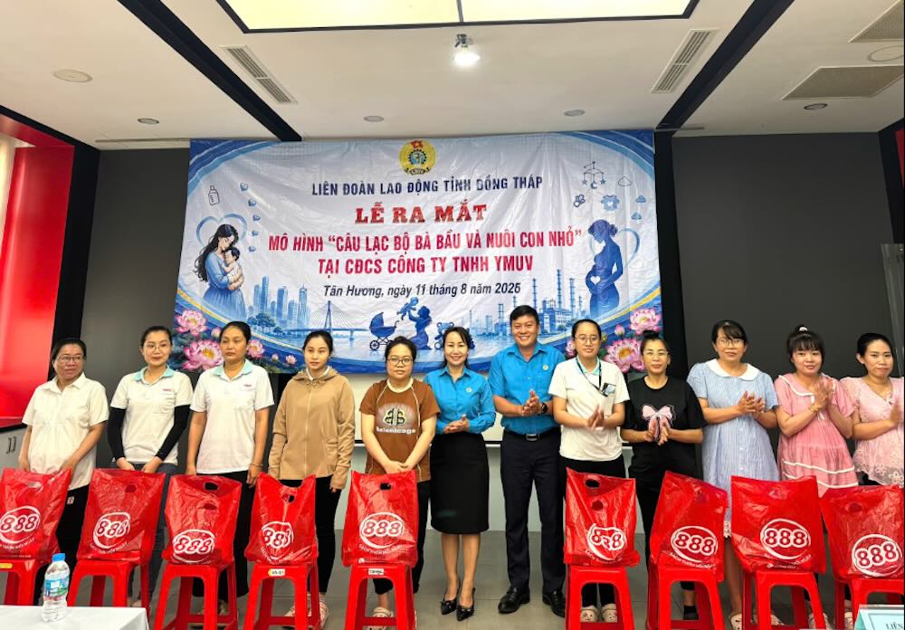 Quang cảnh lễ ra mắt CLB Bà bầu và nuôi con nhỏ tại CĐCS ở Đồng Tháp. (Ảnh: T.L)