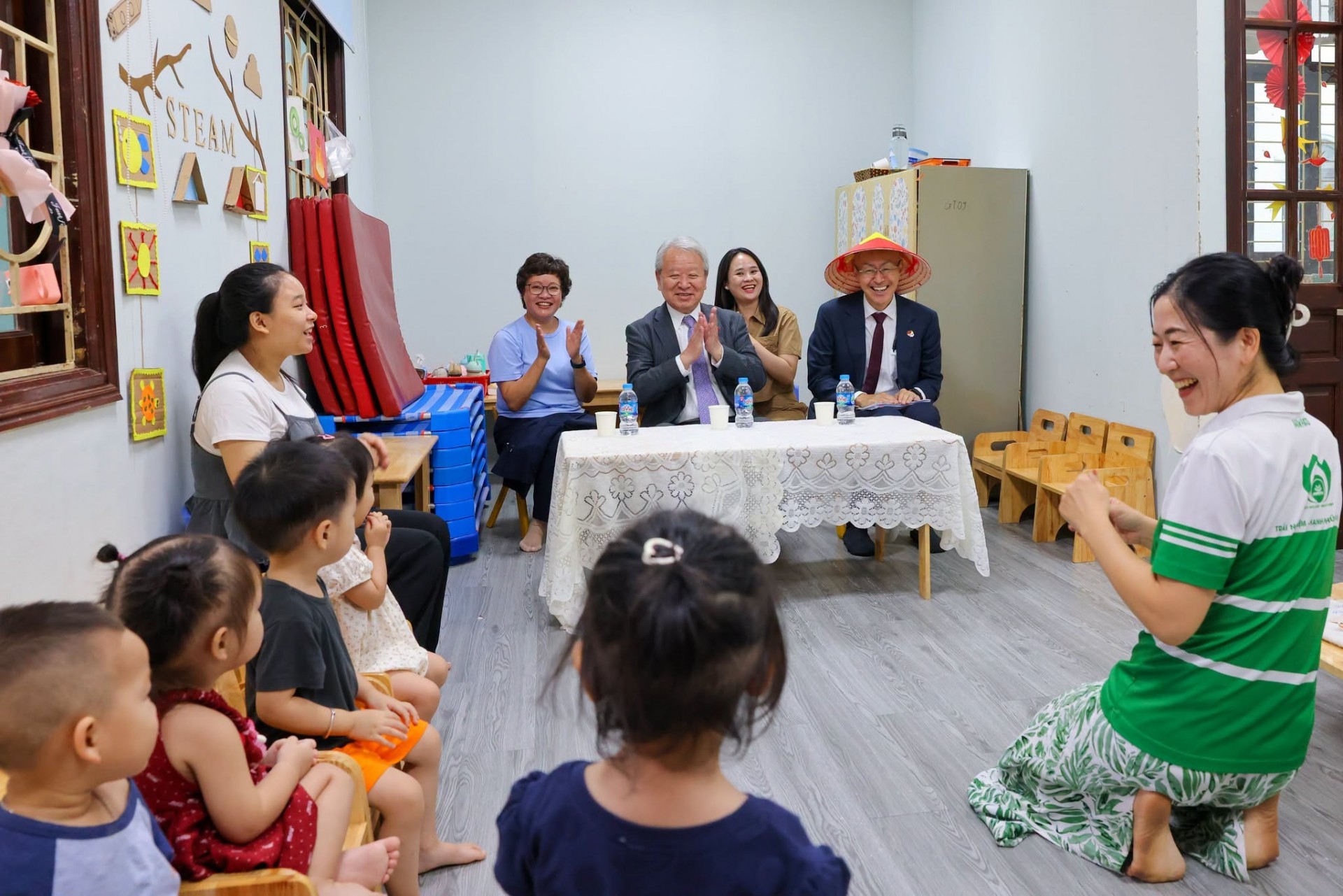 Some Volunteers Cannot Hold Back Their Tears When Saying Goodbye to Viet Nam
