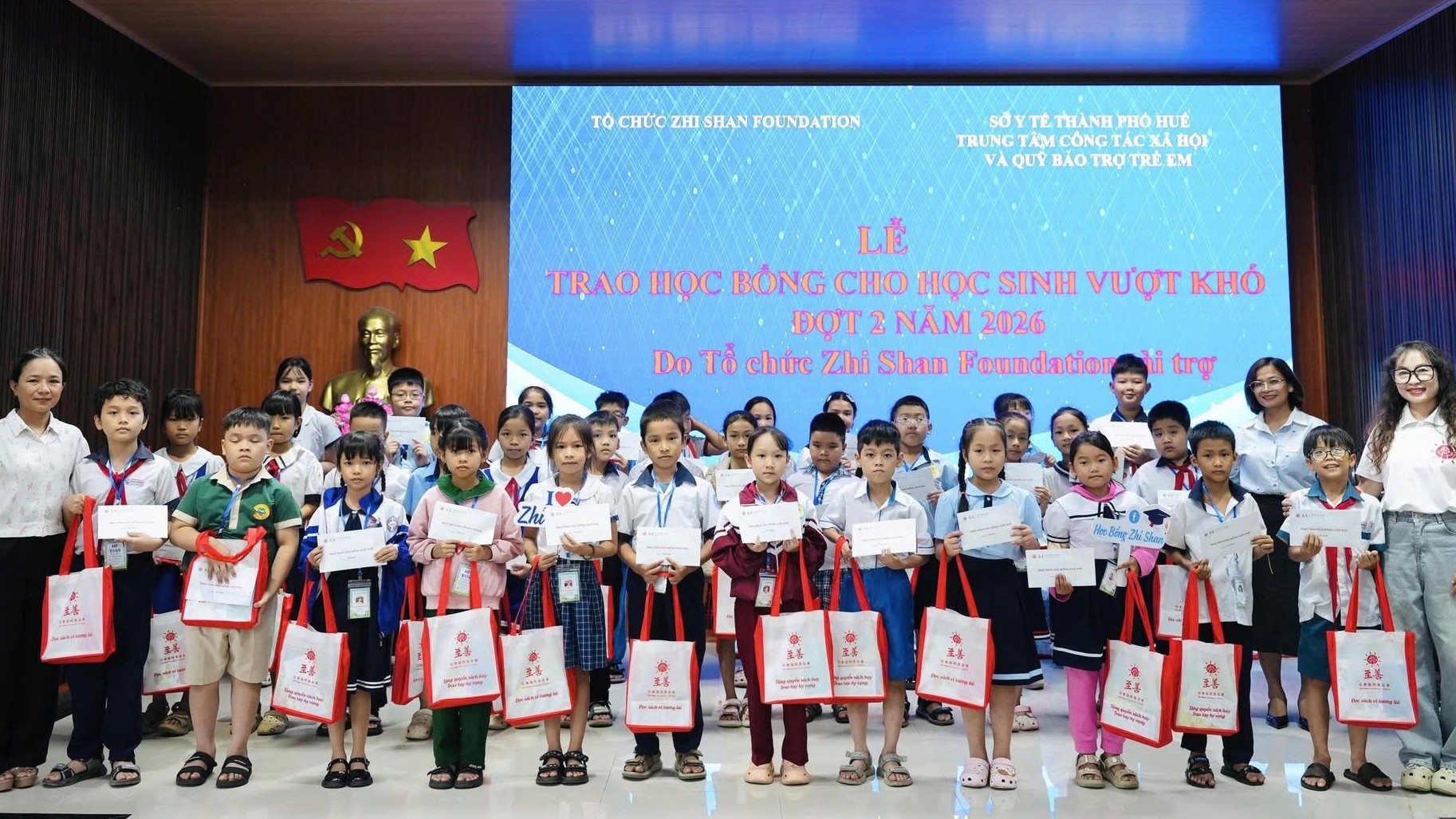 592 học sinh khó khăn tại Huế nhận học bổng Zhi Shan