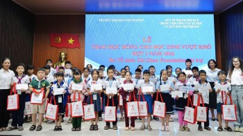 592 học sinh khó khăn tại Huế nhận học bổng Zhi Shan