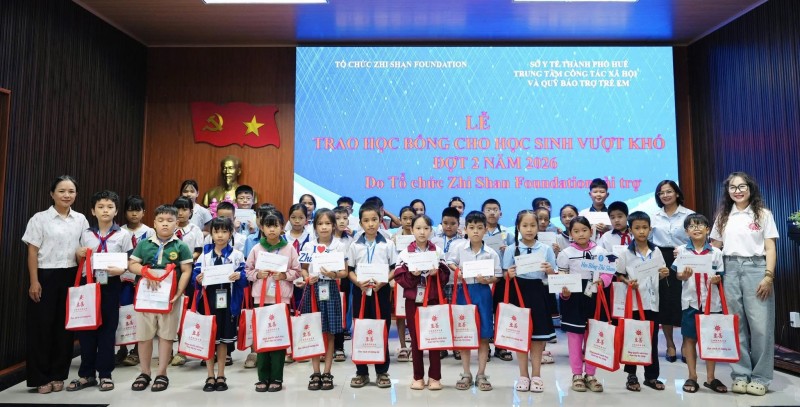 592 học sinh khó khăn tại Huế nhận học bổng Zhi Shan
