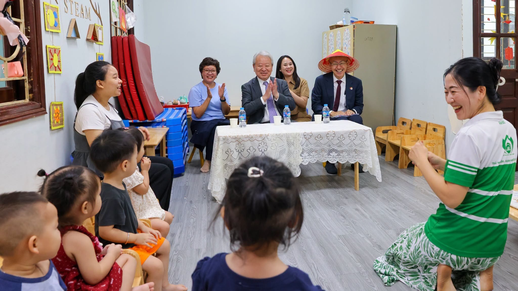 有些志愿者在告别越南时禁不住潸然泪下