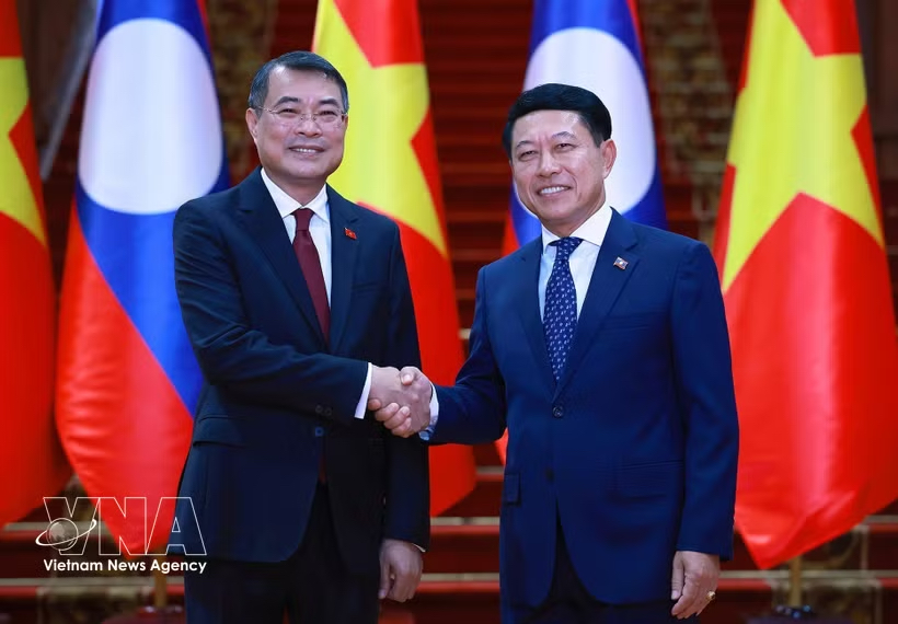 Prime Minister Le Minh Hung (left) holds talks with his Lao Prime Minister Saleumxay Kommasith in Vientiane on October 8. (Photo: VNA) Prime Minister Le Minh Hung (left) holds talks with his Lao Prime Minister Saleumxay Kommasith in Vientiane on October 8. (Photo: VNA)