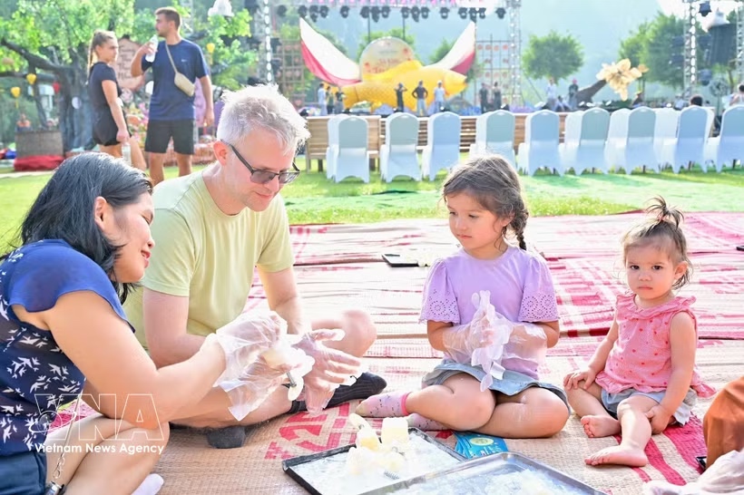International tourists enthusiastically participate in activities associated with the Mid-Autumn Festival (Photo: VNA) International tourists enthusiastically participate in activities associated with the Mid-Autumn Festival (Photo: VNA)