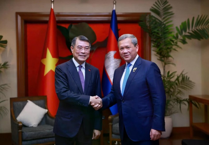 នាយករដ្ឋមន្ត្រី Le Minh Hung បានជួបពិភាក្សាការងារជាមួយសម្តេចមហាបវរធិបតី ហ៊ុន ម៉ាណែត នាយករដ្ឋមន្ត្រីកម្ពុជា កាលពីខែឧសភា នៅទីក្រុង Cebu ប្រទេសហ្វីលីពីន នាឱកាសអញ្ជើញចូលរួមកិច្ចប្រជុំកំពូលអាស៊ាន។