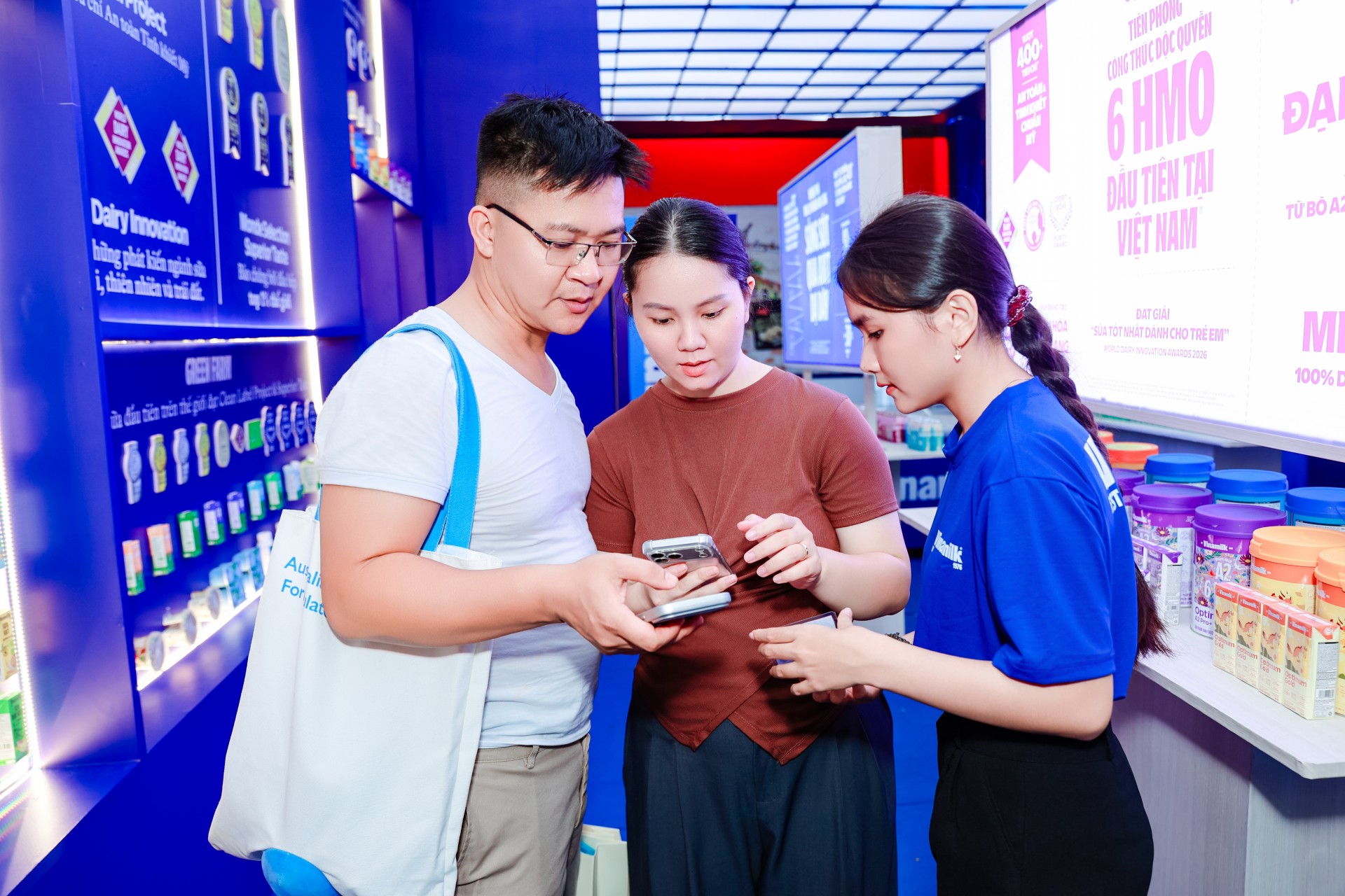 Cụm 2 (Nhờ Báo chọn một ảnh): Nhiều thế hệ người tiêu dùng tham gia các hoạt động trải nghiệm tại không gian của Vinamilk (Ảnh: Minh Anh).