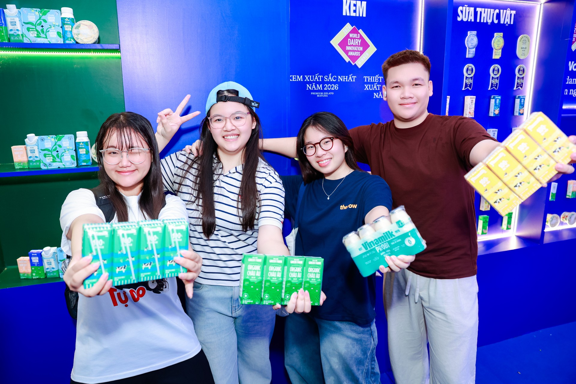         Cụm 4 (Nhờ Báo chọn 1 ảnh): Vinamilk hiện sở hữu hơn 300 sản phẩm thuộc 15 ngành hàng, đáp ứng nhu cầu ngày càng đa dạng của người tiêu dùng (Ảnh: Minh Anh).