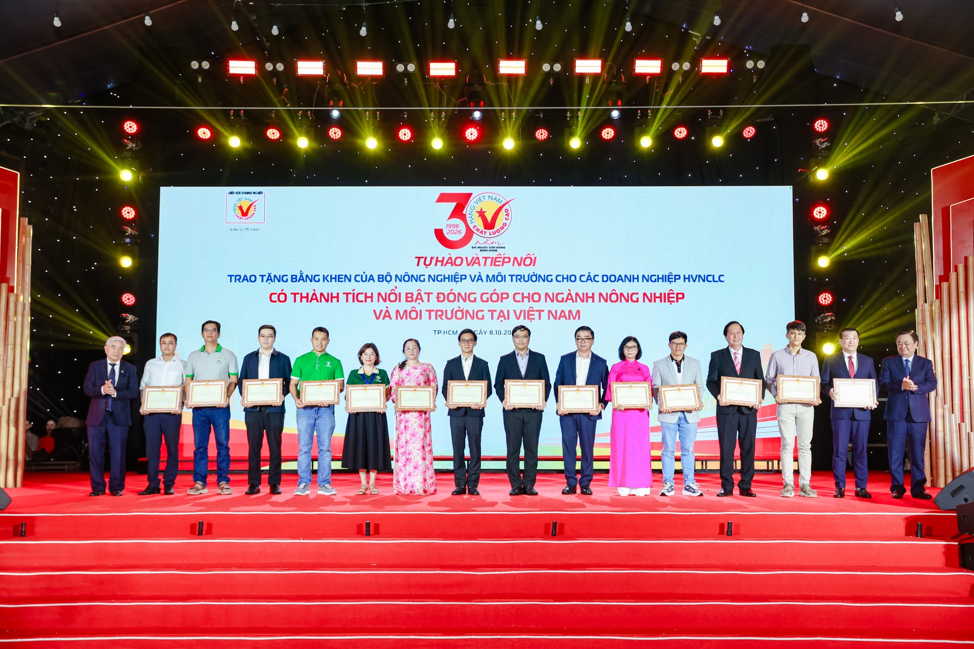 Cụm 5: Ông Đỗ Thanh Tuấn (thứ 2 từ phải sang) - Giám đốc Đối ngoại, đại diện Vinamilk - đón nhận Bằng khen của Bộ Nông nghiệp và Môi trường nhân dịp kỷ niệm 30 năm Chương trình HVNCLC (Ảnh: Minh Anh).