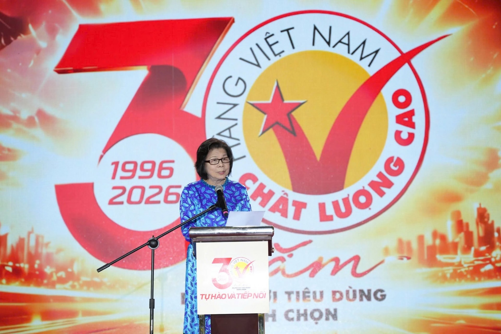 Cụm 6: Bà Vũ Kim Hạnh, Chủ tịch Hiệp hội Doanh nghiệp Hàng Việt Nam Chất lượng cao, phát biểu tại sự kiện khai mạc Lễ hội kỷ niệm 30 năm HVNCLC (Ảnh: Minh Anh).