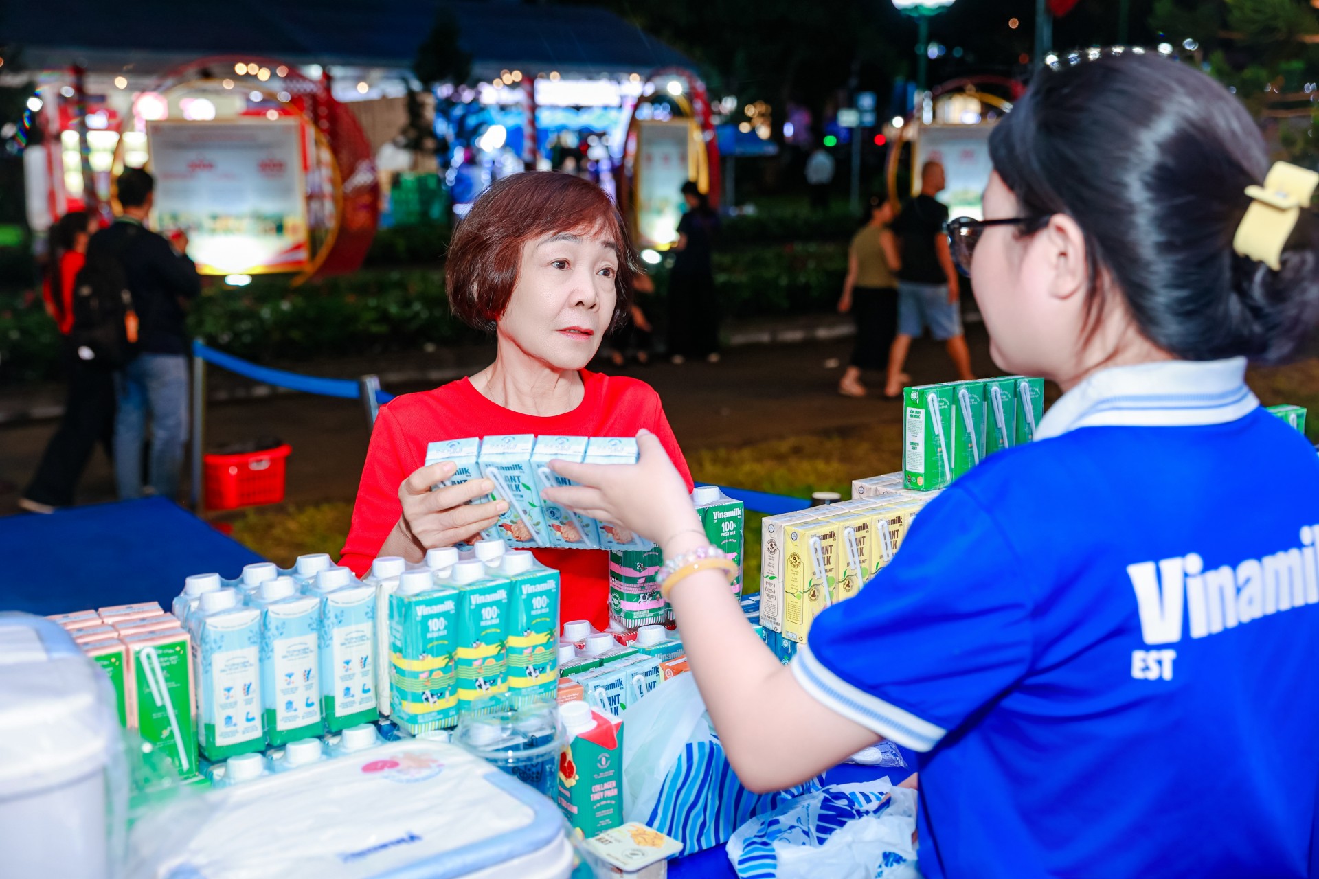 Cụm 7 (Nhờ Báo chọn 1 ảnh): Sự lựa chọn của người tiêu dùng chính là thước đo quan trọng đối với sức sống của một thương hiệu (Ảnh: Minh Anh).