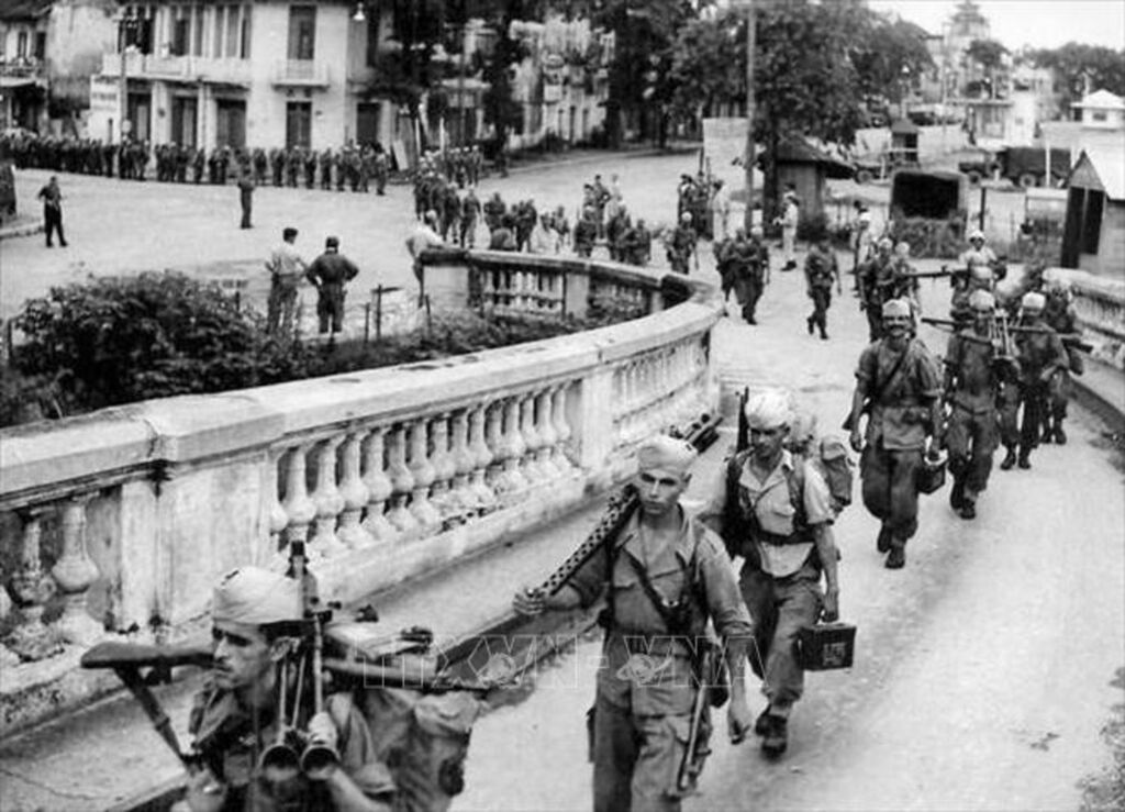 Những người lính Pháp cuối cùng rút qua cầu Long Biên để xuống Hải Phòng, chiều 9/10/1954. Những người lính Pháp cuối cùng rút qua cầu Long Biên để xuống Hải Phòng, chiều 9/10/1954.
