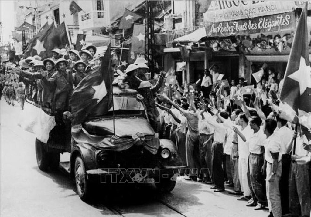 Những người lính Pháp cuối cùng rút qua cầu Long Biên để xuống Hải Phòng, chiều 9/10/1954. Những người lính Pháp cuối cùng rút qua cầu Long Biên để xuống Hải Phòng, chiều 9/10/1954.