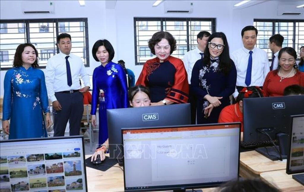 Sáng 4/10/2026, Phó Chủ tịch Quốc hội Nguyễn Thị Hồng tham quan phòng tin học của Trường Tiểu học Trung Hòa trong dịp khánh thành 2 công trình cải tạo, nâng cấp Trường Tiểu học Trung Hòa, Trường Trung học cơ sở Trung Hòa và xây dựng Trường Trung học phổ thông Hoàng Quán Chi chào mừng 72 năm Ngày Giải phóng Thủ đô (10/10/1954 - 10/10/2026). Sáng 4/10/2026, Phó Chủ tịch Quốc hội Nguyễn Thị Hồng tham quan phòng tin học của Trường Tiểu học Trung Hòa trong dịp khánh thành 2 công trình cải tạo, nâng cấp Trường Tiểu học Trung Hòa, Trường Trung học cơ sở Trung Hòa và xây dựng Trường Trung học phổ t