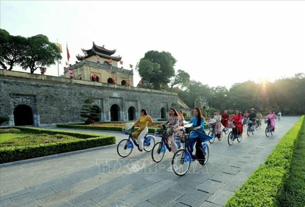 Với cộng đồng quốc tế, Thủ đô Hà Nội là một thành phố luôn phát triển năng động nhưng vẫn giữ những nét truyền thống. Trong ảnh: Phụ nữ Thủ đô trong trang phục áo dài đạp xe qua các điểm di sản của Hà Nội trong “Áo dài kết nối du lịch và di sản Hà Nội lần thứ nhất - năm 2023”. Với cộng đồng quốc tế, Thủ đô Hà Nội là một thành phố luôn phát triển năng động nhưng vẫn giữ những nét truyền thống. Trong ảnh: Phụ nữ Thủ đô trong trang phục áo dài đạp xe qua các điểm di sản của Hà Nội trong “Áo dài kết nối du lịch và di sản Hà Nội lần