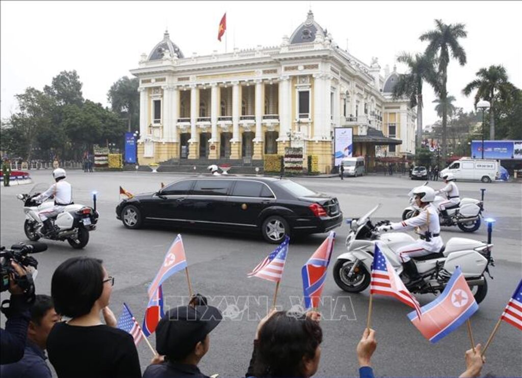 Hà Nội không chỉ là điểm đến an toàn, đáng tin cậy mà còn là “điểm hẹn” hấp dẫn các chính khách và bạn bè quốc. Trong ảnh: Đoàn xe đưa Chủ tịch Triều Tiên Kim Jong-un di chuyển qua Quảng trường Cách mạng Tháng Tám để đến gặp Tổng thống Mỹ Donald Trump, tại Hội nghị Thượng đỉnh Mỹ - Triều Tiên lần thứ hai, ngày 28/2/2019. Hà Nội không chỉ là điểm đến an toàn, đáng tin cậy mà còn là “điểm hẹn” hấp dẫn các chính khách và bạn bè quốc. Trong ảnh: Đoàn xe đưa Chủ tịch Triều Tiên Kim Jong-un di chuyển qua Quảng trường Cách mạng Tháng Tám để đến gặp Tổng thống Mỹ Donald Trump, tạ