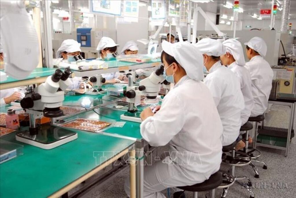 Hà Nội luôn là Thủ đô bình yên, có sức hấp dẫn lớn đối với các nhà đầu tư quốc tế. Trong ảnh: Dây chuyền sản xuất linh kiện điện tử tại Công ty TNHH Synopex Việt Nam (vốn đầu tư của Hàn Quốc), tại Khu công nghiệp Quang Minh (Hà Nội). Hà Nội luôn là Thủ đô bình yên, có sức hấp dẫn lớn đối với các nhà đầu tư quốc tế. Trong ảnh: Dây chuyền sản xuất linh kiện điện tử tại Công ty TNHH Synopex Việt Nam (vốn đầu tư của Hàn Quốc), tại Khu công nghiệp Quang Minh (Hà Nội).