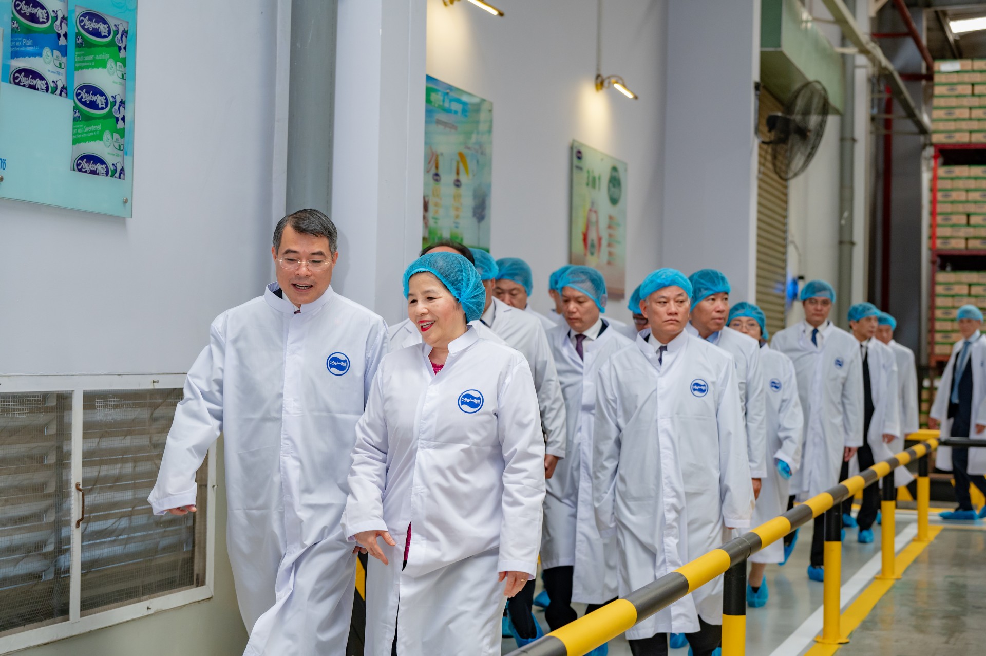 Ảnh 2a hoặc 2b: Thủ tướng Chính phủ Lê Minh Hưng và đoàn công tác cấp cao tìm hiểu hoạt động sản xuất tại Nhà máy Angkormilk. Ảnh: Vi Nam