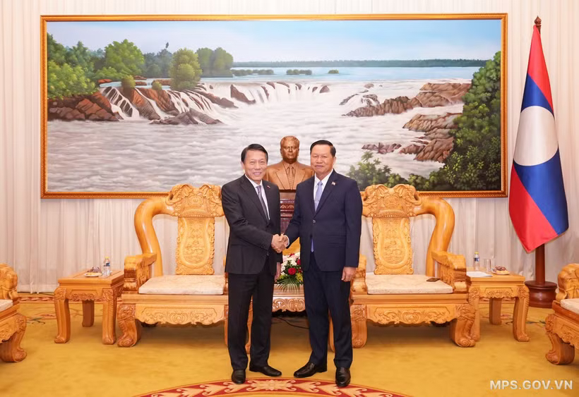 Vietnamese Minister of Public Security General Luong Tam Quang (left) and his Lao counterpart, Senior Lieutenant General Vanthong Kongmany, at their meeting in Vientiane on October 9, 2026 (Photo: VNA) Vietnamese Minister of Public Security General Luong Tam Quang (left) and his Lao counterpart, Senior Lieutenant General Vanthong Kongmany, at their meeting in Vientiane on October 9, 2026 (Photo: VNA)
